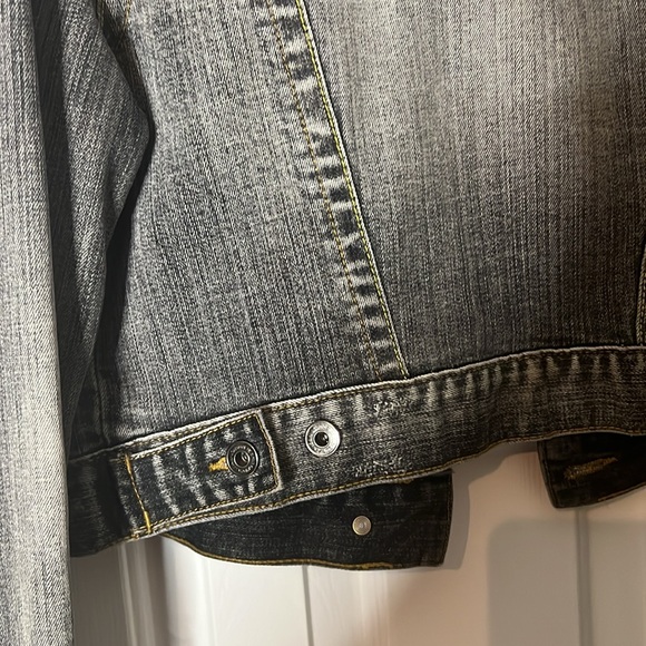 Cropped Jean jacket; good condition; lightly worn; distressed around the collar - Picture 6 of 7